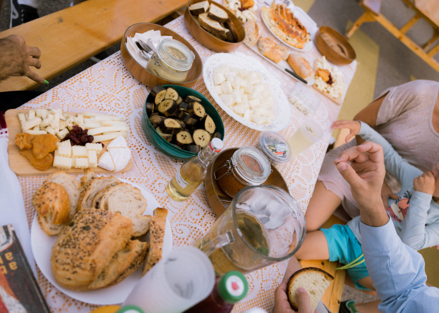 Sur une table sont placés des préparations culinaires et des boissons.