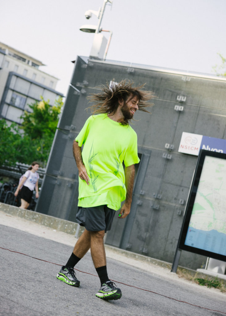 Photographie du festival où on voit Ametonyo Silva danser devant la gare de Nyon, avec un grand sourire.