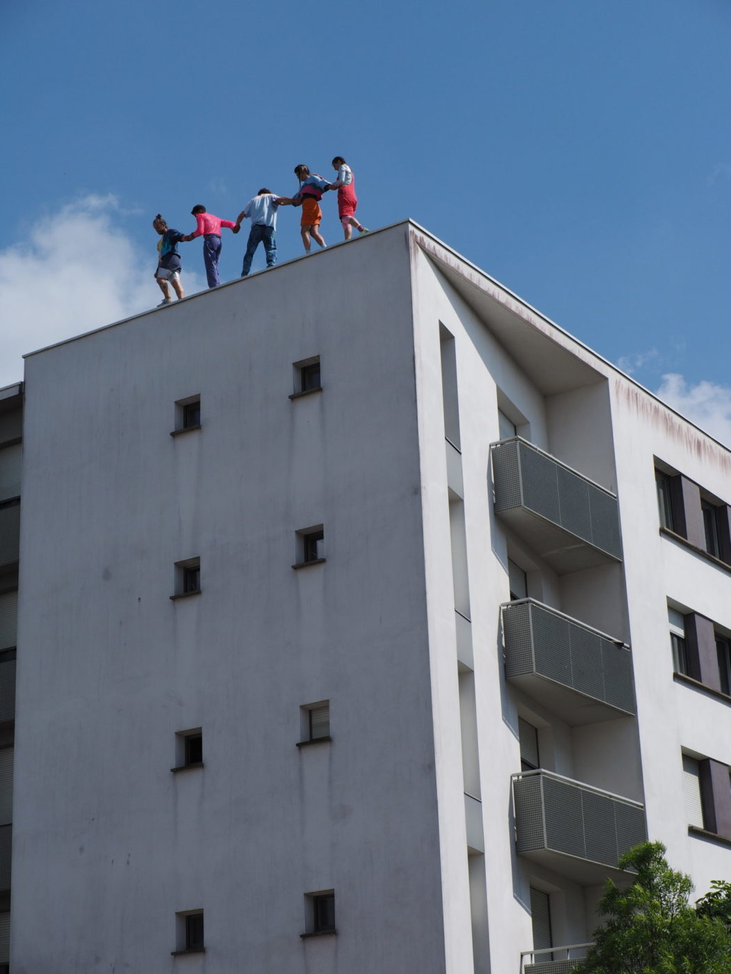Les 5 acrobates de la horde dans les pavés sont sur le toit d'un immeuble.