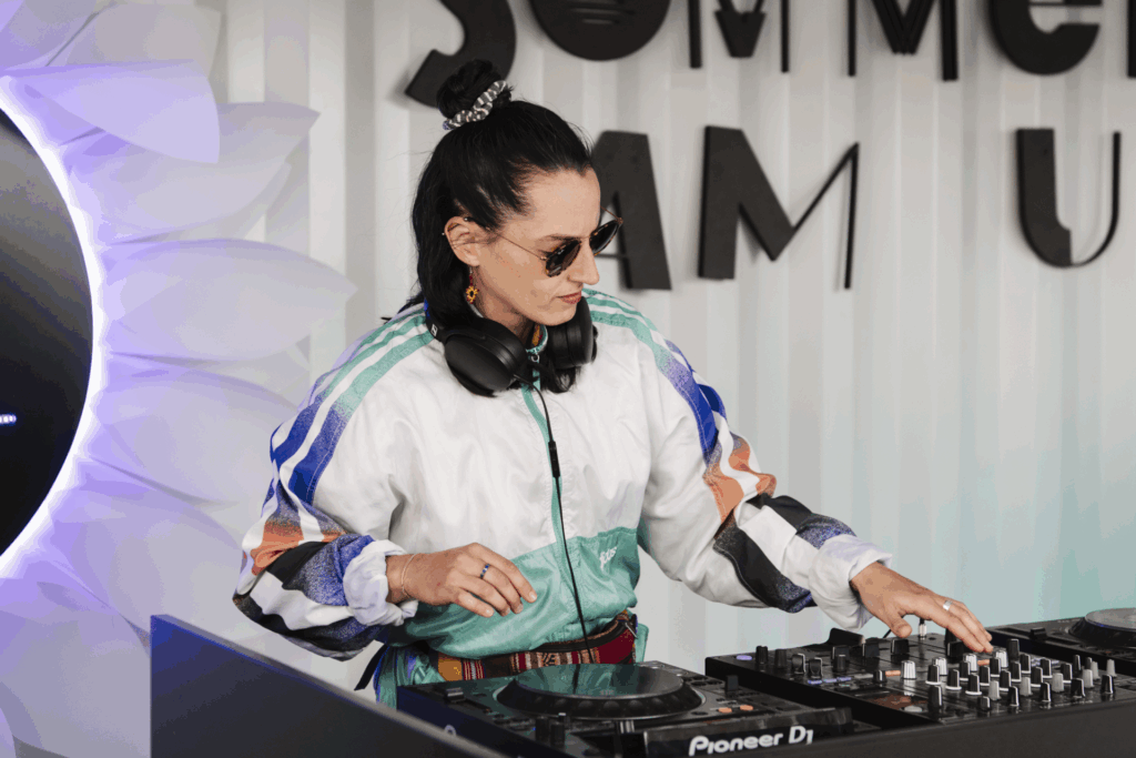 La Djette awka est en train de mixer sur ses platines.