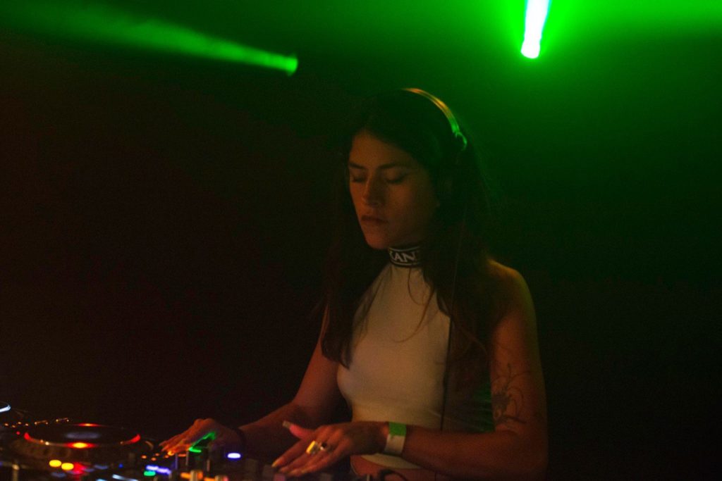 La Djette ven3mo (prononcé venemo) est en train de mixer sur ses platines.